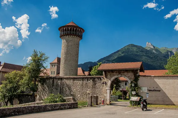 Ingången till slottet Faverges, i byn av Faverges, nära sjön Annecy. — Stockfoto