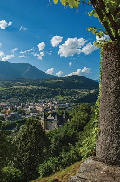 Vista del valle y el edificio debajo del centro de la ciudad de Conflans — Foto de Stock