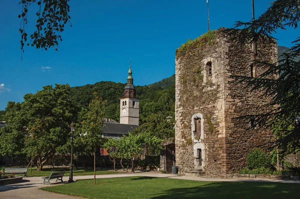 Plaza, campanario, edificio de piedra y jardín en el centro de la ciudad de Conflans —  Fotos de Stock