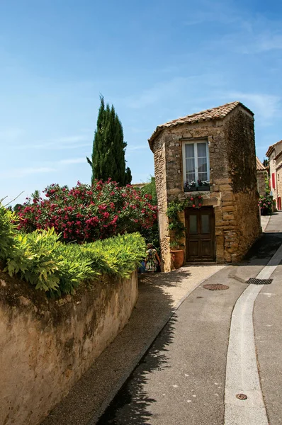 Straßenansicht mit Steinhaus im Zentrum des Dorfes chateauneuf-du-pape — Stockfoto