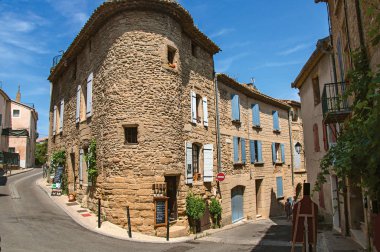 Merkezi Chateauneuf-du-Pape hamlet cadde görünümü taş evler