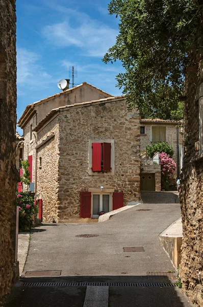 Vista de rua com casas de pedra no centro da aldeia de Chateauneuf-du-Pape — Fotografia de Stock