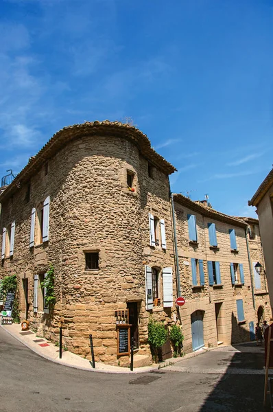 Vista de rua com casas de pedra no centro de Chateauneuf-du-Pape hamlet — Fotografia de Stock