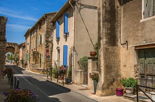 Vista de rua com casas de pedra no centro da cidade de Chateauneuf-du-Pape hamlet — Fotografia de Stock