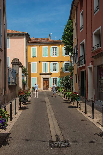 Dos personas en una calle con casas coloridas en el centro de la ciudad de Orange histórico . — Foto de Stock