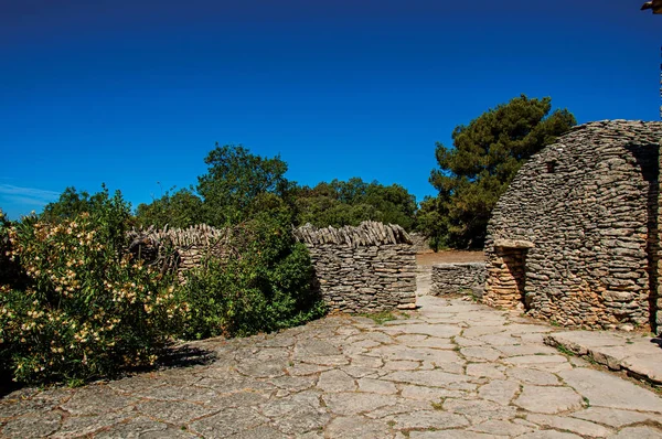 Typische steinerne Hütte mit sonnigem blauem Himmel, im Dorf Bories, in der Nähe der Stadt Gordes. — Stockfoto