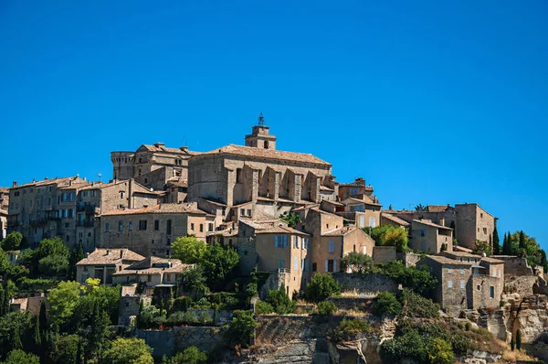 Gros plan du village de Gordes au sommet d'une colline et sous un ciel bleu ensoleillé . — Photo