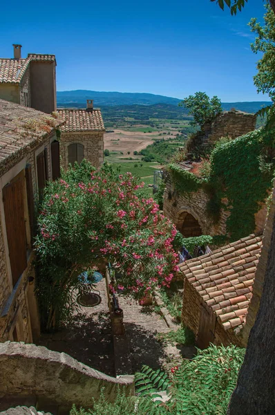 Panoramisch uitzicht over de velden en heuvels van de Provence in het mooie dorpje Gordes — Stockfoto