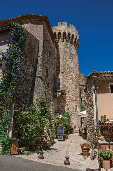 View of stone houses, castle tower and narrow alley in the historical city center of Gordes. — Stock Photo, Image