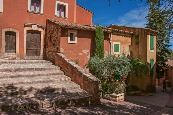 Utsikt över traditionella färgglada hus i ockra och trappa, i historiska Roussillon. — Stockfoto