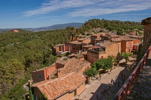 Panorámás kilátás nyílik a mezők és a dombok Provence-Roussillon city center — Stock Fotó