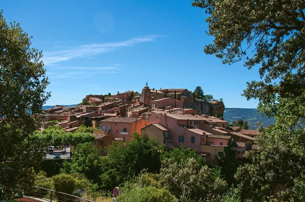 Panoramic view of the village of Roussillon and surrounding woods — Stock Photo, Image