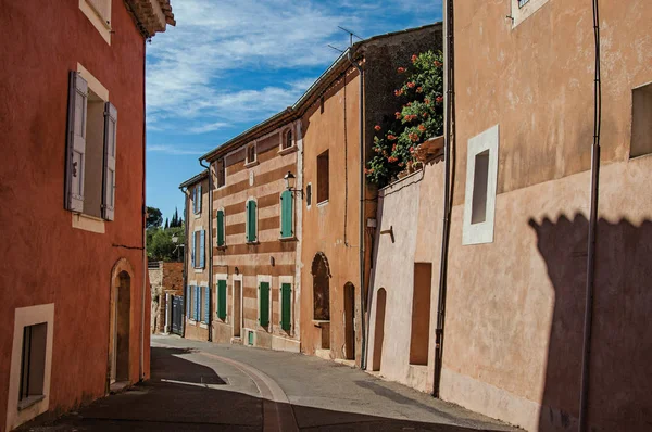 Vista de las casas tradicionales de colores en ocre y calle en el centro de la ciudad del pueblo de Rosellón . — Foto de Stock