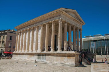 İnsanlar, Nimes antik bir Roma Tapınağı ile Maison Carree görünümünü.