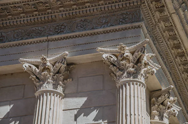 Gros plan de la capitale décorative et de la frise sur les colonnes de la Maison Carree, un ancien temple romain à Nîmes . — Photo