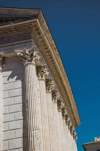 Yakın çekim, dekoratif sermaye ve Maison Carree'nın sütunlarda friz Nimes antik bir Roma Tapınağı.