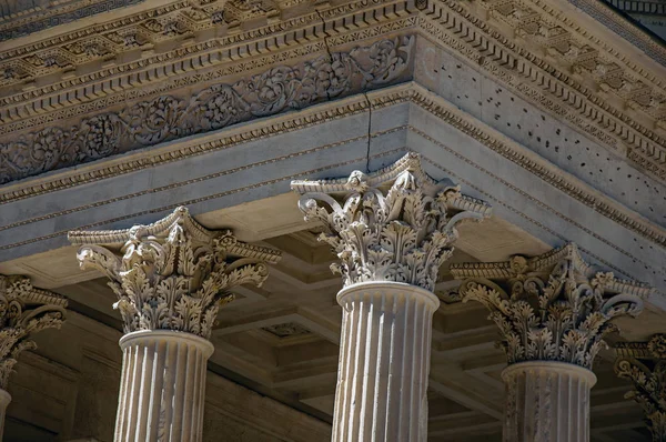 Gros plan de la capitale décorative et de la frise sur les colonnes de la Maison Carree, un ancien temple romain à Nîmes . — Photo