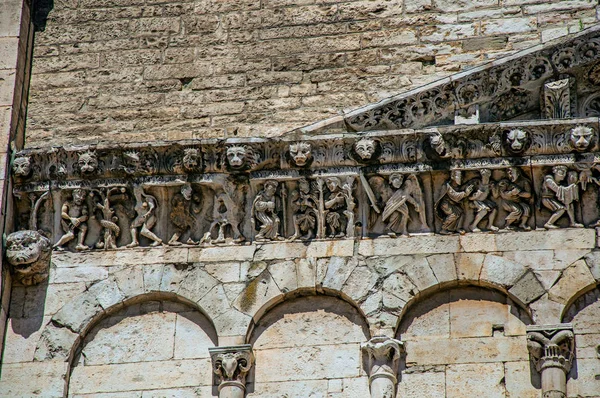 Primo piano della capitale decorativa e fregio su una chiesa nel centro della città di Nimes . — Foto Stock