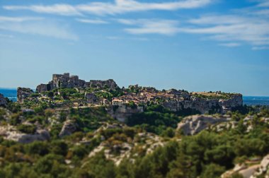 Köy ve cliff ve mavi gökyüzü üstüne Baux-de-Provence kalesinin panoramik manzaralı.