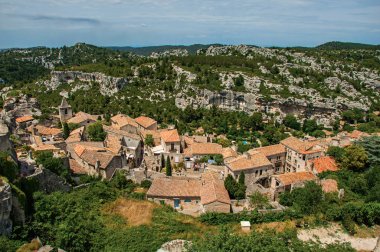 Üstünde belgili tanımlık tepe panoramik Baux-de-Provence kalenin kalıntıları