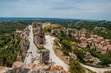 Üstünde belgili tanımlık tepe panoramik Baux-de-Provence kalenin kalıntıları