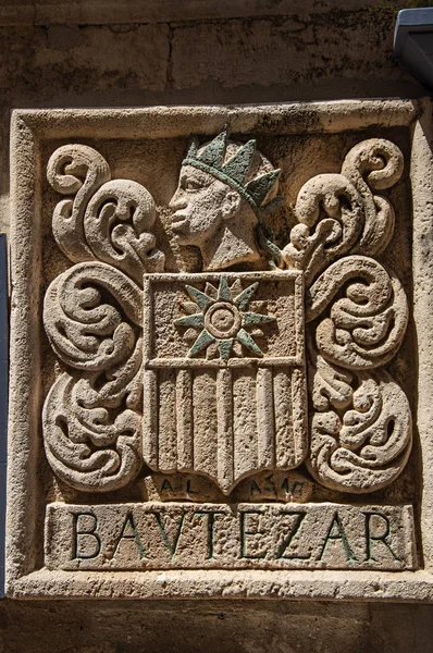 Primer plano del escudo de armas tallado en piedra en una pared en el centro histórico de la ciudad de Baux-de-Provence . — Foto de Stock