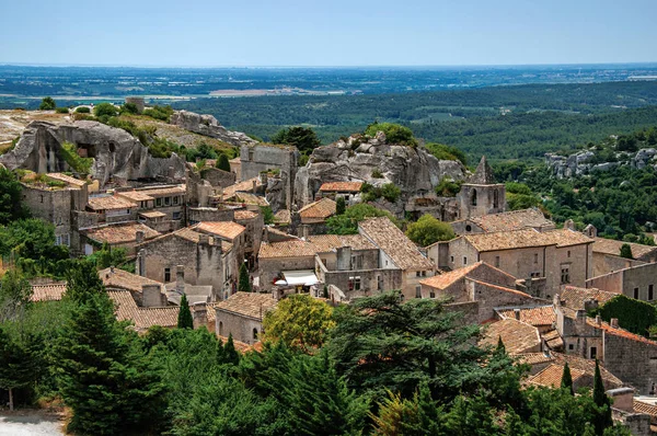 Vista de los tejados y casas del pueblo de Baux-de-Provence — Foto de Stock