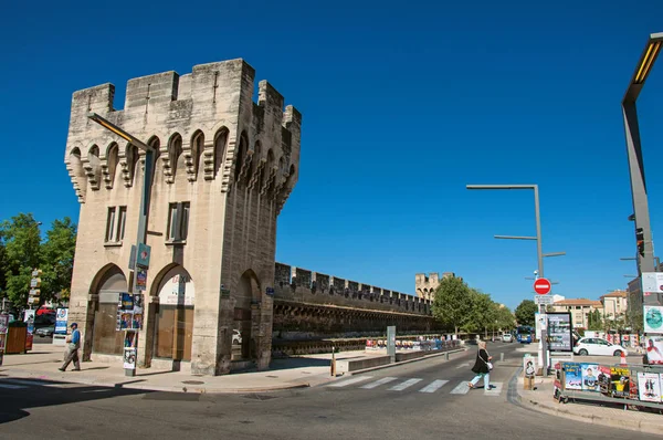 Vue d'une entrée, d'une tour et du mur entourant la ville d'Avignon . — Photo