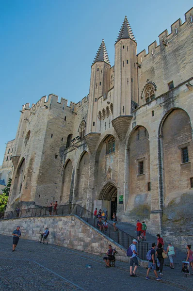 Vista frontal de la fachada a la sombra del Palacio de los Papas en Aviñón . — Foto de Stock