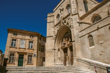 Kilise Avignon'deki şehir merkezi bina ve ön cephe.
