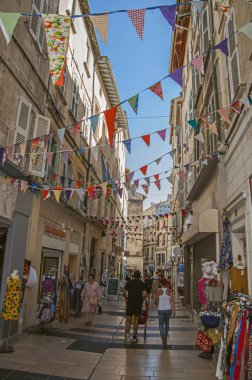 Gezinme ve having fun Avignon güneşli mavi gökyüzü altında insanlar.