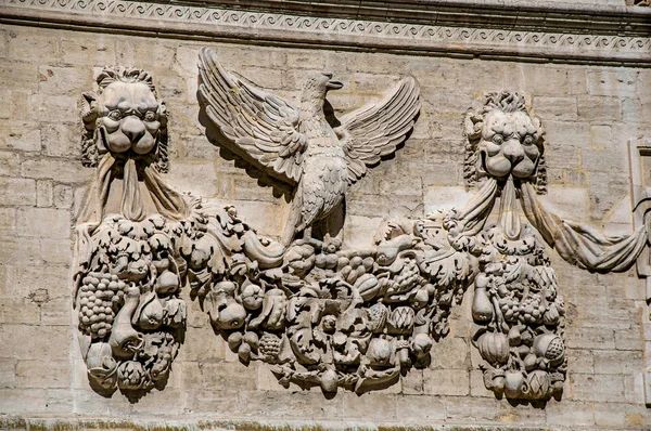 Detail of stone ornament of building in front of the Palace of the Popes of Avignon. — Stock Photo, Image