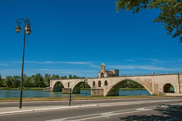 Panoramik Pont d'Avignon (köprü) ve Avignon Rhone nehirde. — Stok fotoğraf