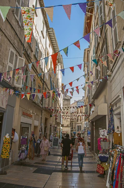 Gezinme ve having fun Avignon güneşli mavi gökyüzü altında insanlar.