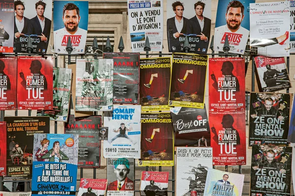 Plakater med teaterstykker i Avignon-festivalen . – stockfoto