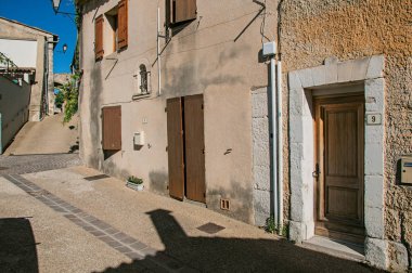 Sunrise, Chateauneuf-de-Gadagne içinde vasıl sokak üzerinde geleneksel Provence evler.