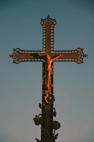 Close-up van kruis met blauwe hemel bij zonsondergang, in de stad centrum van Chateauneuf-de-Gadagne. — Stockfoto