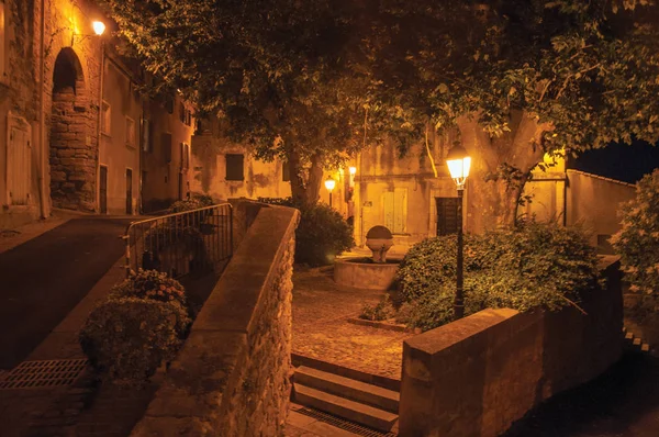 Éjszakai kilátás utcán és a házak, a bájos város központ, Chateauneuf-de-Gadagne. — Stock Fotó