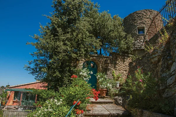 Trappa och gate med blommor och solig blå himmel i bakgrunden, den byn av Menerbes. — Stockfoto