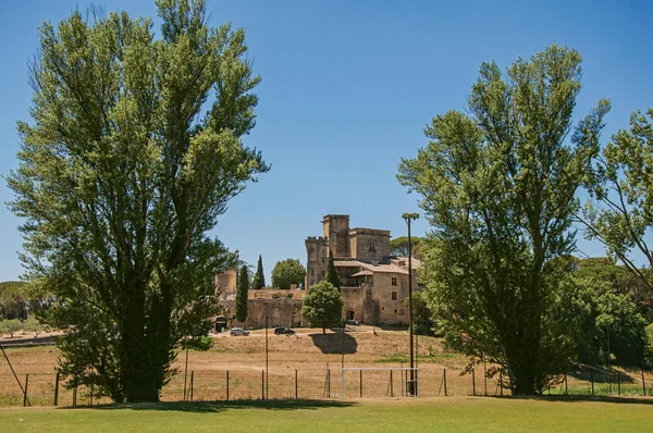 Panoramautsikt över Lourmarin slott på toppen av en kulle, nära byn med samma namn. — Stockfoto