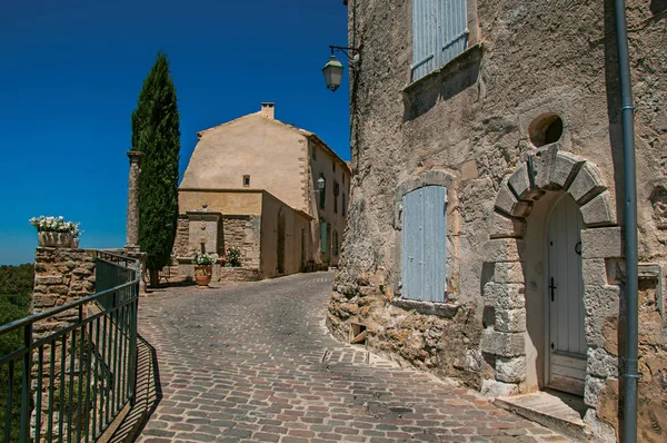 Vista de las típicas casas de piedra con cielo azul soleado, en un callejón del histórico pueblo de Menerbes . — Foto de Stock