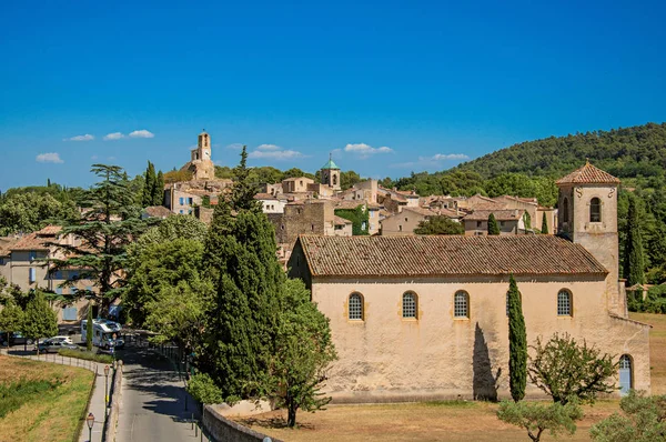 Vue panoramique sur le village de Lourmarin, sa rue principale et ses collines en arrière-plan . — Photo