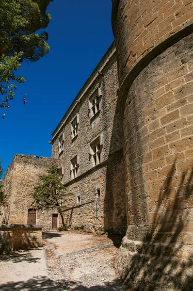 Close-up das muralhas e torre do castelo de Lourmarin, perto da aldeia de Lourmarin . — Fotografia de Stock