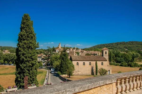 Lourmarin Köyü, ana cadde ve arka tepelerde manzarayı.