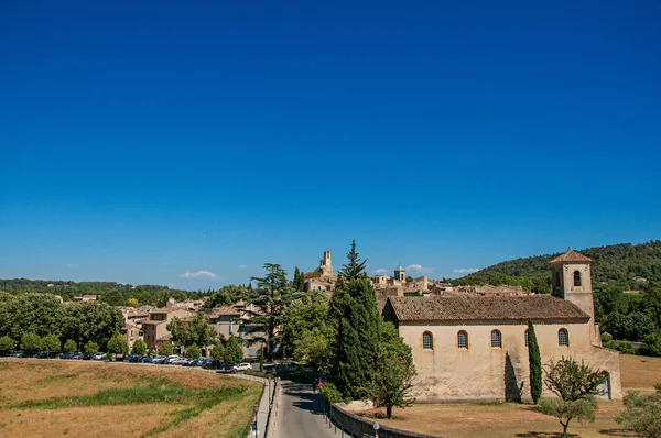 Vue panoramique sur le village de Lourmarin, sa rue principale et ses collines en arrière-plan . — Photo