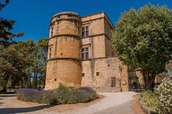 Veduta del castello di Lourmarin con cespuglio di lavanda di fronte, vicino al villaggio di Lourmarin . — Foto Stock
