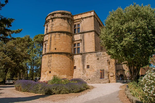 Visa av Lourmarin slottet med lavendel bush framme, nära byn av Lourmarin. — Stockfoto