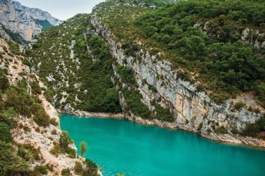 Bulutlu gün Verdon nehirde uçurumlarda, nehir içine Gölü, Sainte Croix Verdon Milli Parkı'nda akar..