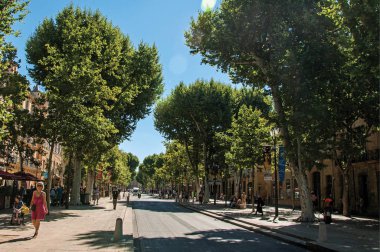Ağaçlar ve insanlar en-Provence'da Avenue.