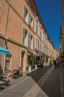 En-Provence'da insanlar ve mavi gökyüzü ile sokak.